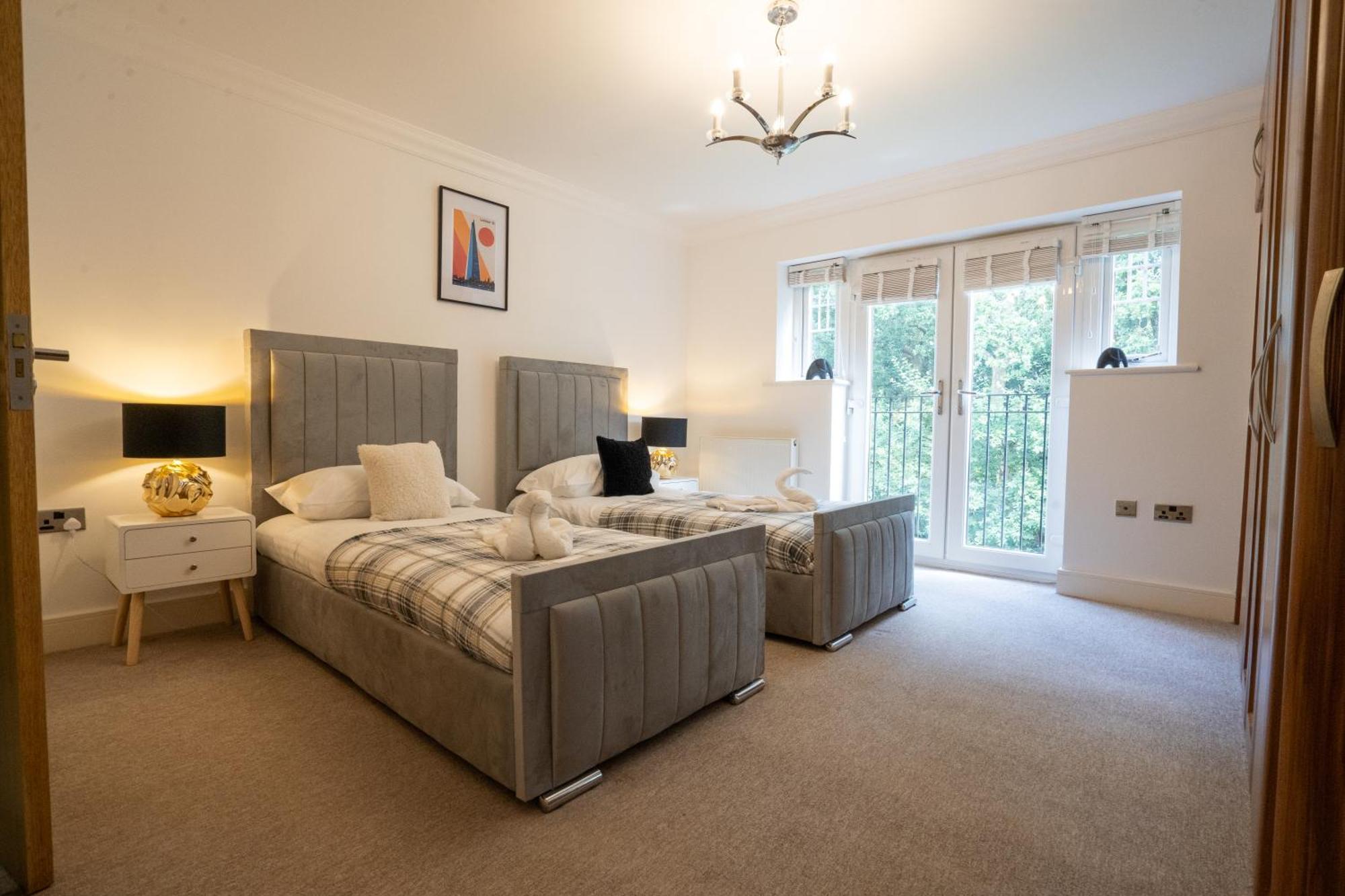 Emirates House, Luxe 5 Bed, With King Sized Beds, Next To Aiport & Nec, Jlr 5 Mins Βίλα Marston Green Εξωτερικό φωτογραφία