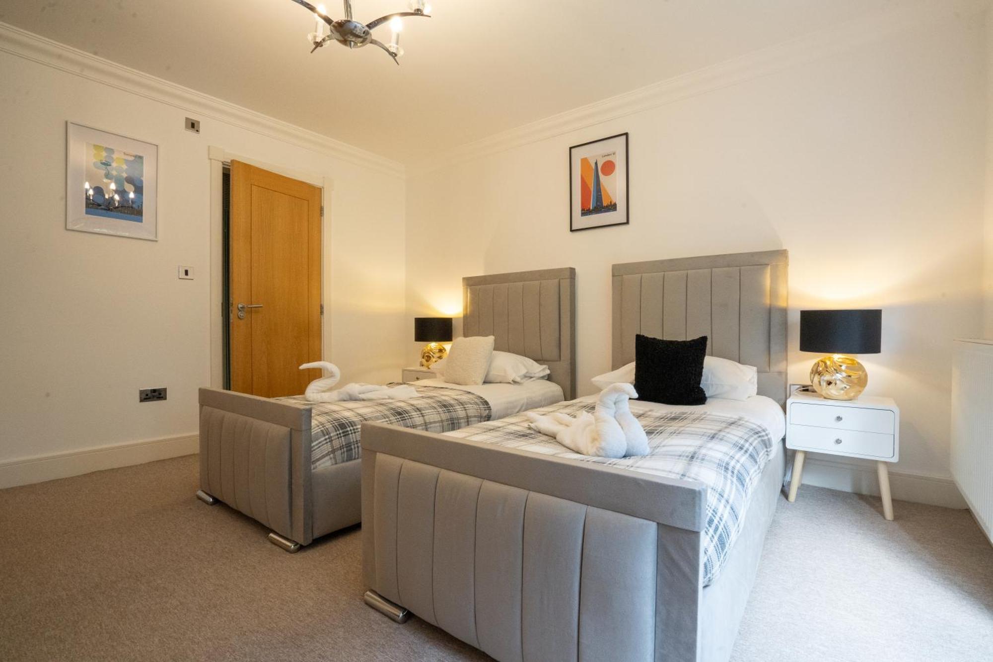Emirates House, Luxe 5 Bed, With King Sized Beds, Next To Aiport & Nec, Jlr 5 Mins Βίλα Marston Green Εξωτερικό φωτογραφία