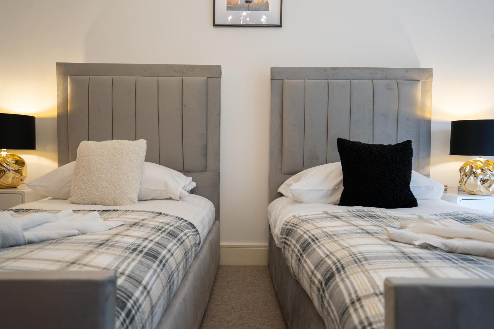 Emirates House, Luxe 5 Bed, With King Sized Beds, Next To Aiport & Nec, Jlr 5 Mins Βίλα Marston Green Εξωτερικό φωτογραφία