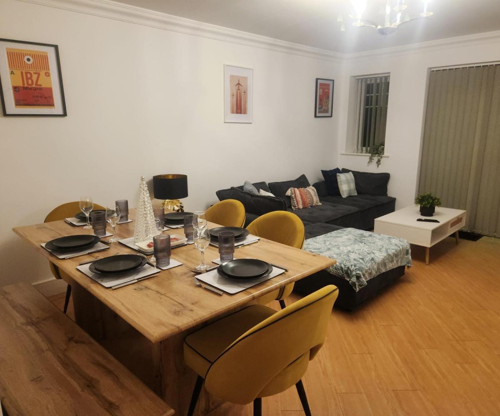 Emirates House, Luxe 5 Bed, With King Sized Beds, Next To Aiport & Nec, Jlr 5 Mins Βίλα Marston Green Εξωτερικό φωτογραφία