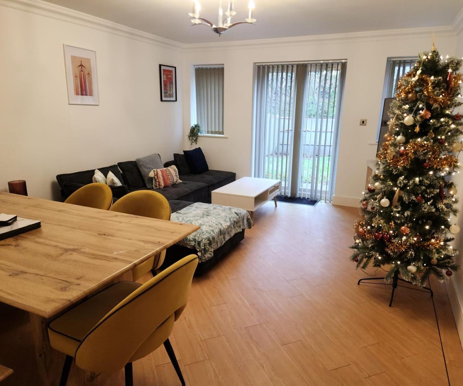 Emirates House, Luxe 5 Bed, With King Sized Beds, Next To Aiport & Nec, Jlr 5 Mins Βίλα Marston Green Εξωτερικό φωτογραφία